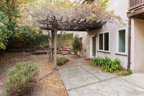 Large 1 Bedroom Apartment, Home Theater, Fireplace thumb 4