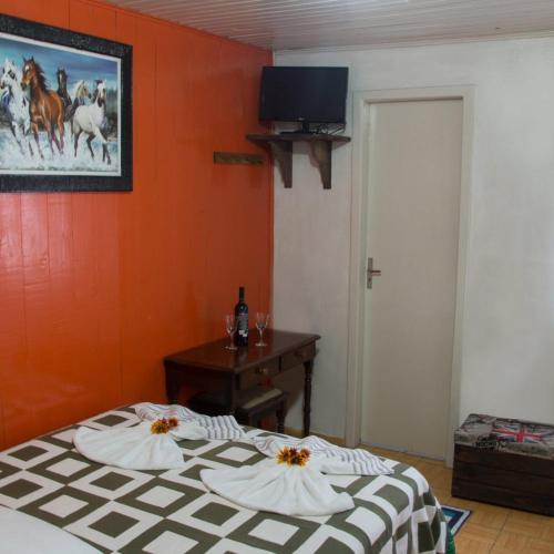 1 double bed, 1 twin bed