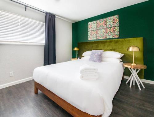WanderJaunt - Stylish Zilker Apartments - image 3