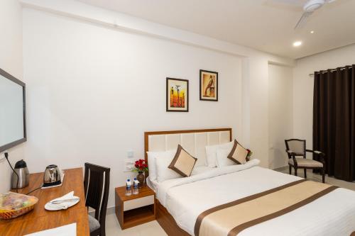 Deluxe Double Room image 9
