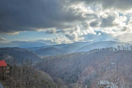 Lightning Bug Lookout Luxury Mountain View Cabin! - image 7