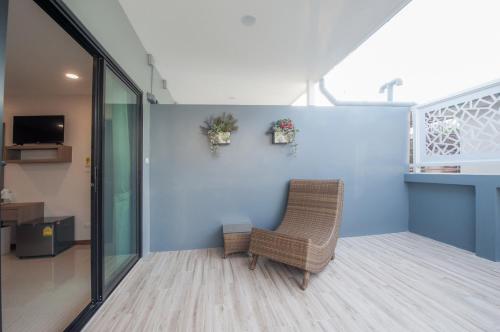 เดอะ มูนไนท์ โฮเต็ล (The Moon Night Hotel) in ข้าวสาร