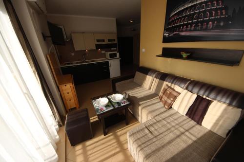 2 twin beds, 1 sofa bed