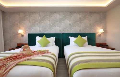 2 double beds