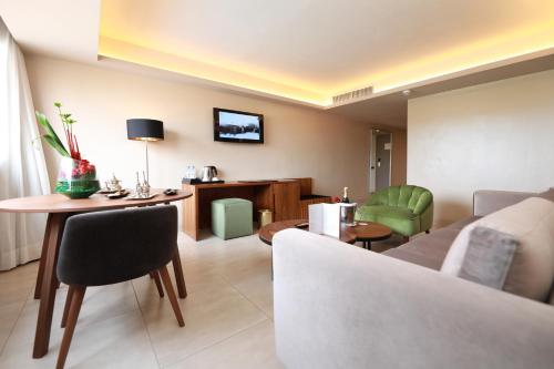 1 king bed, 2 sofa beds
