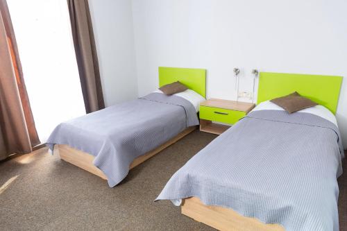 2 twin beds