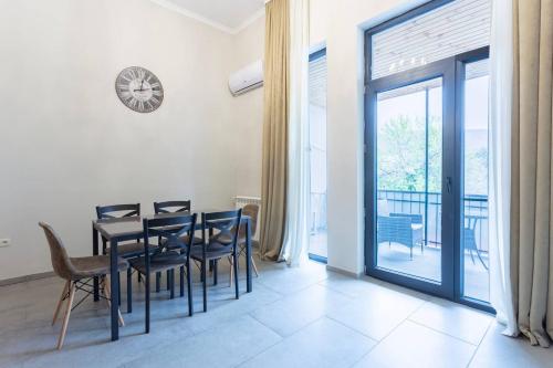 ✩Bright 2BR apt. w/ balcony in Tbilisi center✩