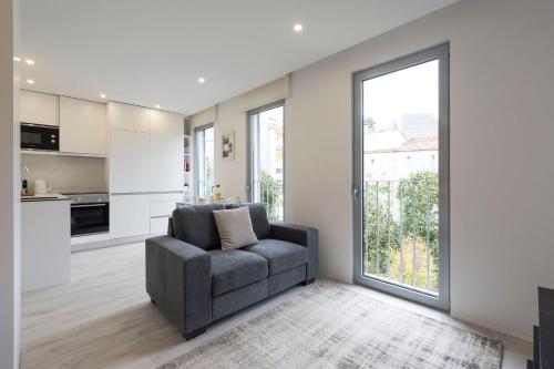 LovelyStay - Modern Loft with Gym & Free Parking minutes away from CBD