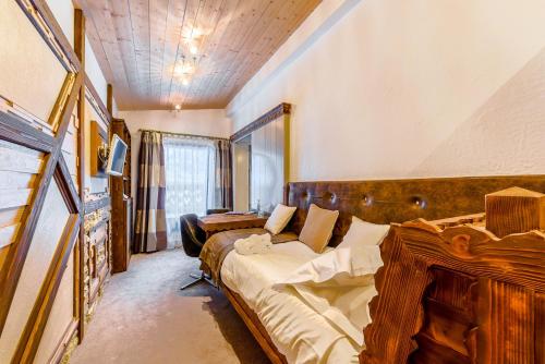 1 queen bed, 1 twin bed