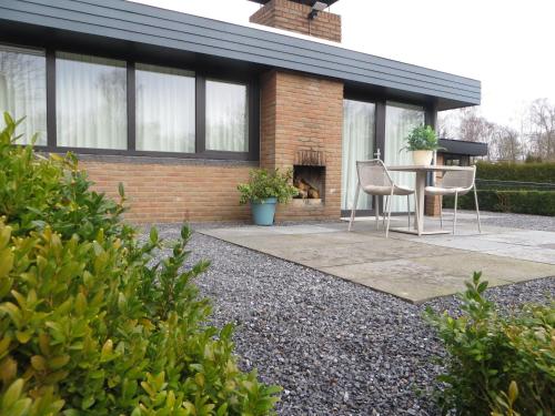 Gerenoveerd huisje gelegen aan water bij bos gîte à louer Kalenberg