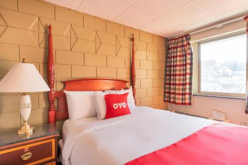 OYO Hotel Malden MA Broadway - image 8