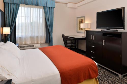 Holiday Inn Express & Suites Tacoma South - Lakewood, an IHG Hotel