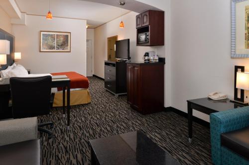 Holiday Inn Express & Suites Tacoma South - Lakewood, an IHG Hotel