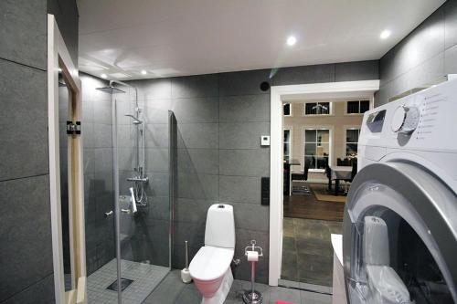 Zuhanyzó, Jarvso House. Ski In / Ski Out. in Söderhamn