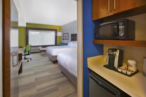 Holiday Inn Express and Suites South Hill, an IHG Hotel