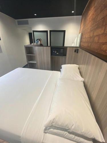 Standard Cabin Queen Room image 1