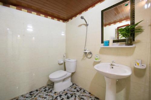 Bathroom, Lan Homestay in Viet Hai Village
