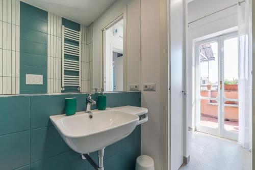 Piazza Navona Panoramic Penthouse - image 10