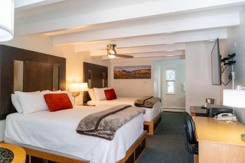 Queen/Queen Riverside Bed Room