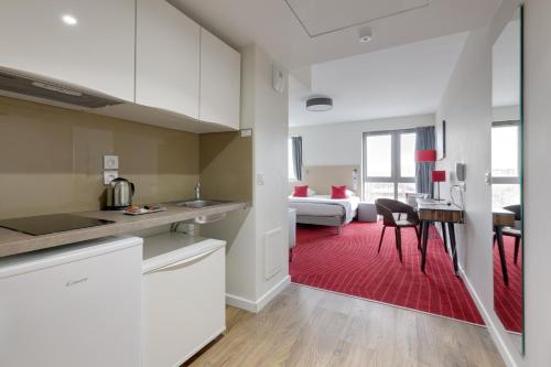 Kitchen, All Suites Appart Hôtel - Bordeaux Centre Gare near Bantou