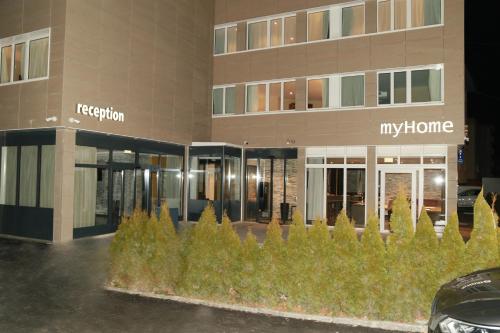 My Home Hotel - Free Parking - image 10