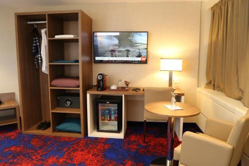 My Home Hotel - Free Parking - image 11