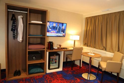 room detail thumbnail 1