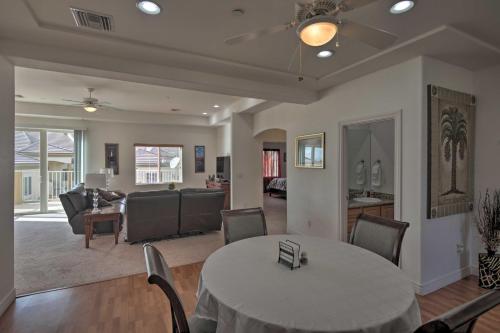 Desert Condo w/ Pool ~ 3 Miles to Colorado River!, Bullhead City (foto 8)