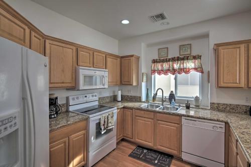 Desert Condo w/ Pool ~ 3 Miles to Colorado River!, Bullhead City (foto 9)