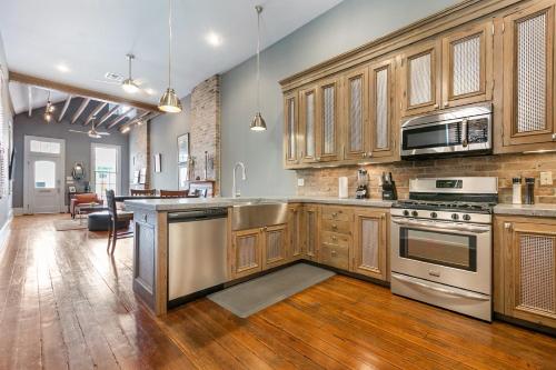 Cozy And Charming House Close To St Charles Ave - New Orleans, LA