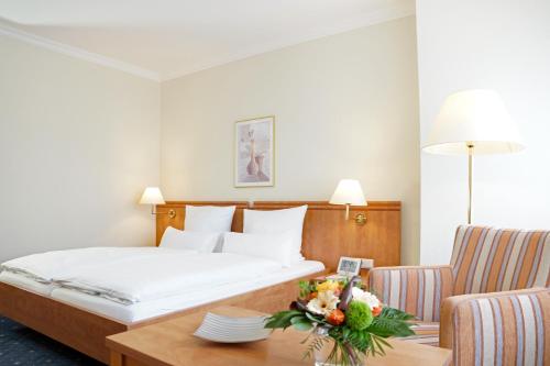 1 queen bed, 1 double bed