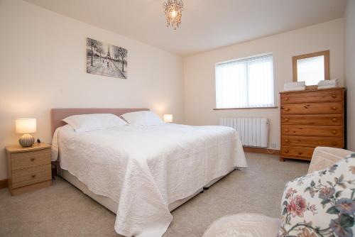 Finest Retreats - Sea Views Cottage - image 4