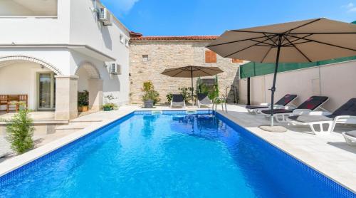 Villa Martin - Fast WiFi, Near restaurant, Fenced Yard, Pavilion, Center of Village