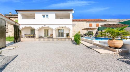 Villa Martin - Fast WiFi, Near restaurant, Fenced Yard, Pavilion, Center of Village