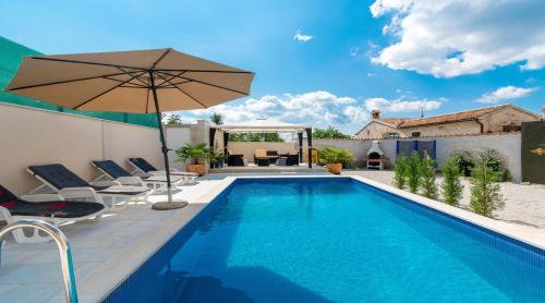 Villa Martin - Fast WiFi, Near restaurant, Fenced Yard, Pavilion, Center of Village