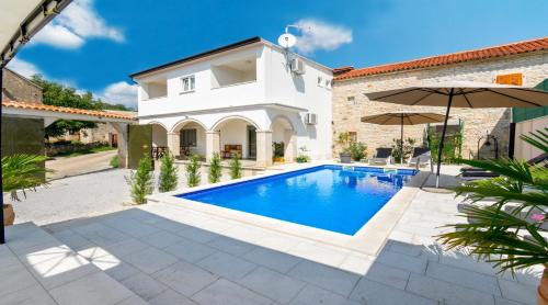 Villa Martin - Fast WiFi, Near restaurant, Fenced Yard, Pavilion, Center of Village - Accommodation - Kringa