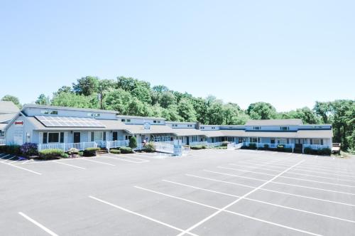 East Shore Lodging - image 2
