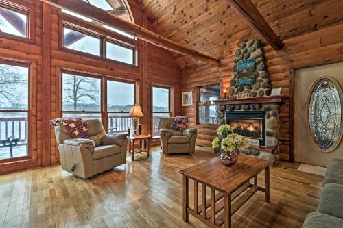 Lakefront Cabin with Dock 6 Mi to Swiss Valley - image 8