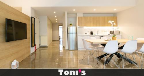 TONI'S makes you an offer, you cannot refuse., Atény