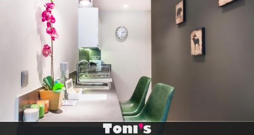 TONI'S STUDIO for couples near ACROPOLIS Museum, Ateny