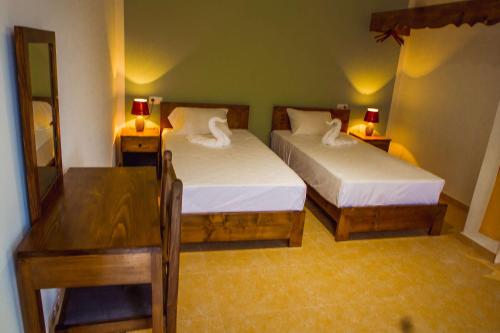 3 twin beds