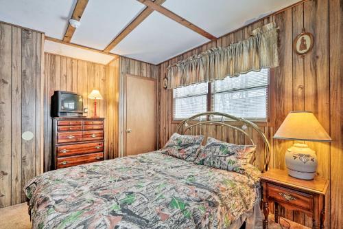 Pet-Friendly Home Deck, BBQ, 1 Mi to Lake Harmony