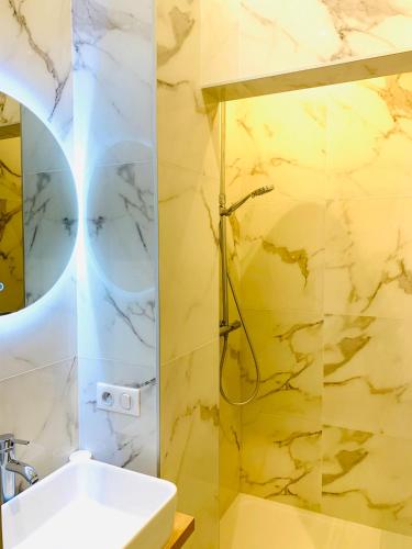 monaco, CHAMBRE LUXE, à 250M casino (monaco, CHAMBRE LUXE, a 250M casino) in โบโซเลย์