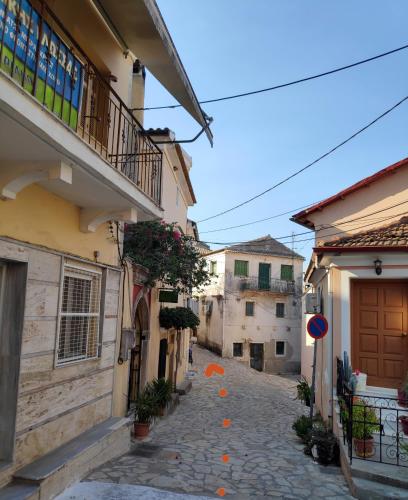  Two floors traditional small house in Sinarádes