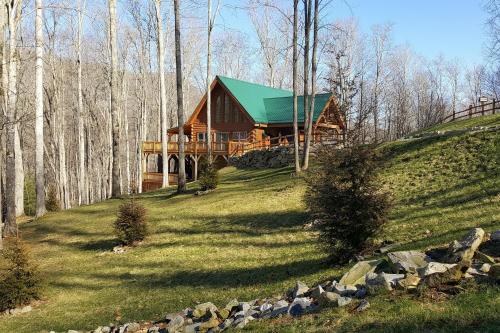 Mountain-Chic Home and Ski Lodge with Deck & Firepit home - image 2