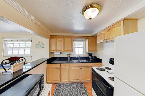 Beachside Condo with Patio - Walk 3 Minutes to Waves condo - main image