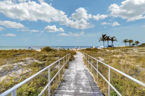 Beachside Condo with Patio - Walk 3 Minutes to Waves condo - image 2