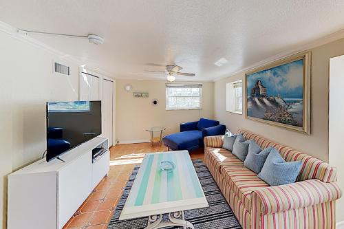 Beachside Condo with Patio - Walk 3 Minutes to Waves condo - image 8