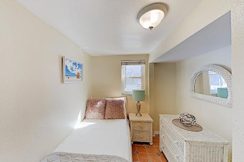 Beachside Condo with Patio - Walk 3 Minutes to Waves condo - image 9