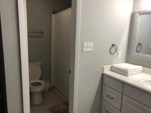 Bathroom, Cozy cottage feel, 5 mins from Ft. Bragg in Westover